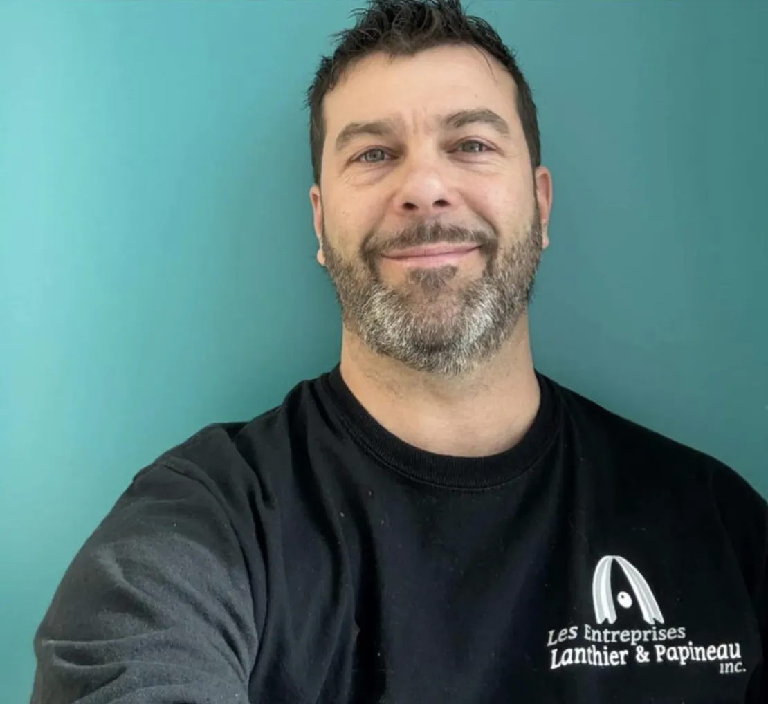 Christian Maltais, propriétaire des Entreprises Lanthier & Papineau, en chandail à l'effigie de l'entreprise